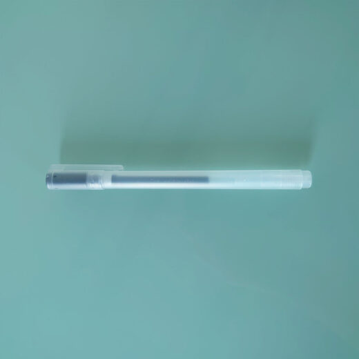 Noto Pepa Productfotografie MUJI Gel-Inktpen 0,38 mm in zwart op bureau, zij-aanzicht