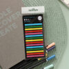 Neonkleuren Sticky Index Marker Notes Tabs om je studieboek te markeren op je bureau met notitieblok, potloden en toetsenbord.