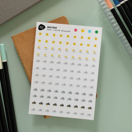 Scène Productfotografie Weerstickervel – Schattige stijl op creatief bureau met notitieboekje, schetsboek en potloden