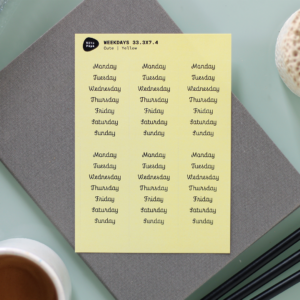 Noto Pepa Gele Stickervel Schattig Kawaii stijl op notitieblok op werk bureau met koffie en potloden