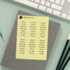Noto Pepa Gele Stickervel Schattig Kawaii stijl op notitieblok op werk bureau met toetsenbord en potloden
