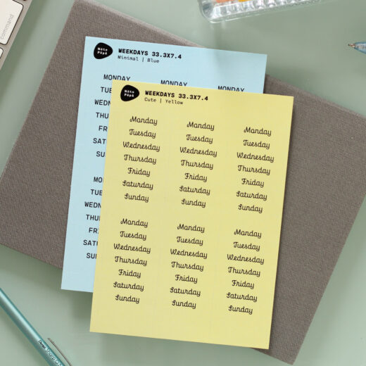 Noto Pepa Gele & Blauwe Stickervel Schattig Kawaii & Minimalistische stijl op notitieblok op werk bureau met koffie en potloden