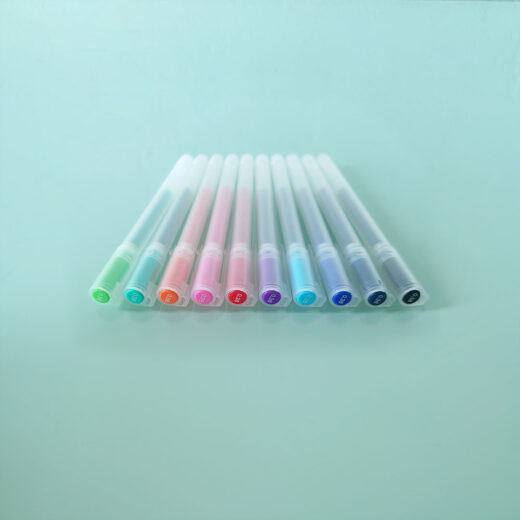 Noto Pepa Productfotografie MUJI Gel Inktpen met Dop - Set van 10 (0,38mm) Kleuren op het bureau - zicht vanaf de dop