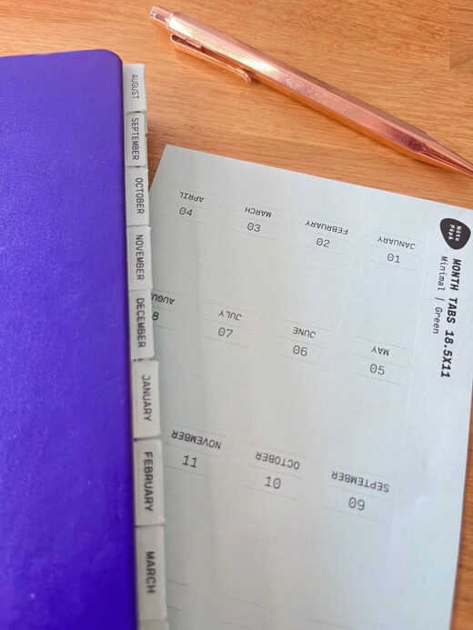 Noto Pepa Minty Green Month Tabs Stickervel, echt gebruik houten bureau, paars notitieboekje met rosé pen