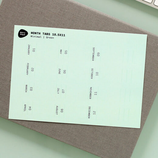 Noto Pepa Minty Green Month Tabs Stickervel voor een jaar op het bullet journal op het bureau
