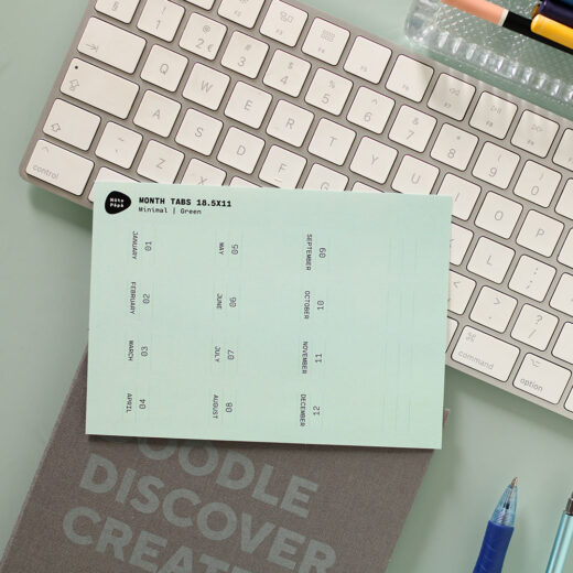 Noto Pepa Minty Green Month Tabs Stickervel voor een jaar op bureaubullet journal met potloden