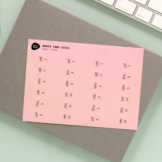 Noto Pepa Peachy Pink Afgekorte Maand Stickersheet Schattige stijl op werktafel en notitieblok met toetsenbord