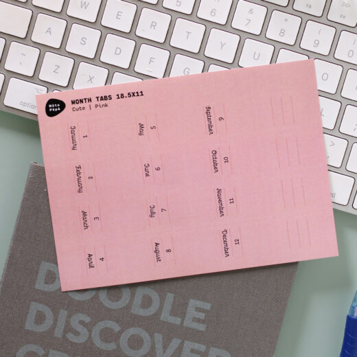 Noto Pepa Peachy Pink Maand Tabs Stickersheet voor een jaar op een werkbureau notitieboek